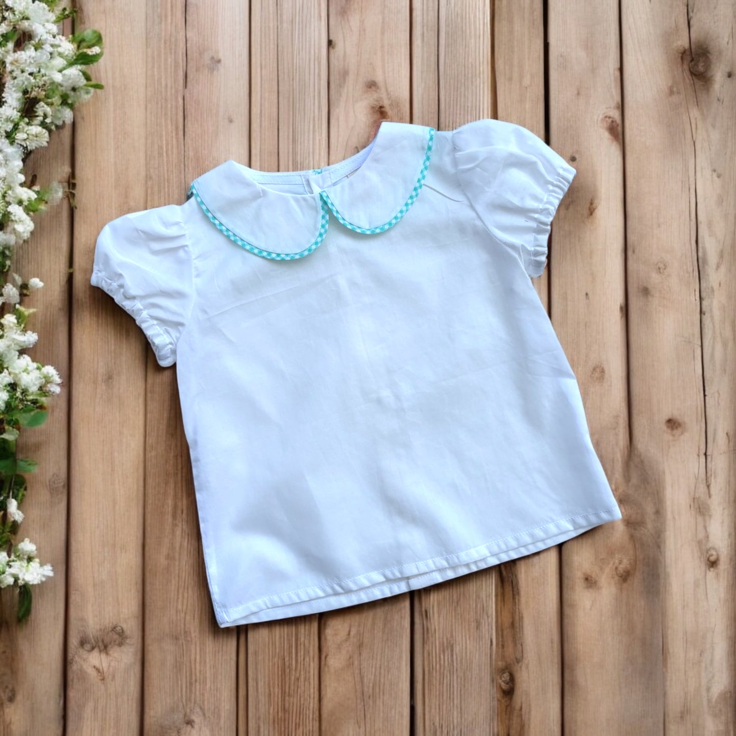 Camicia bianca con colletto alla bebè estiva con profilo a quadretti menta