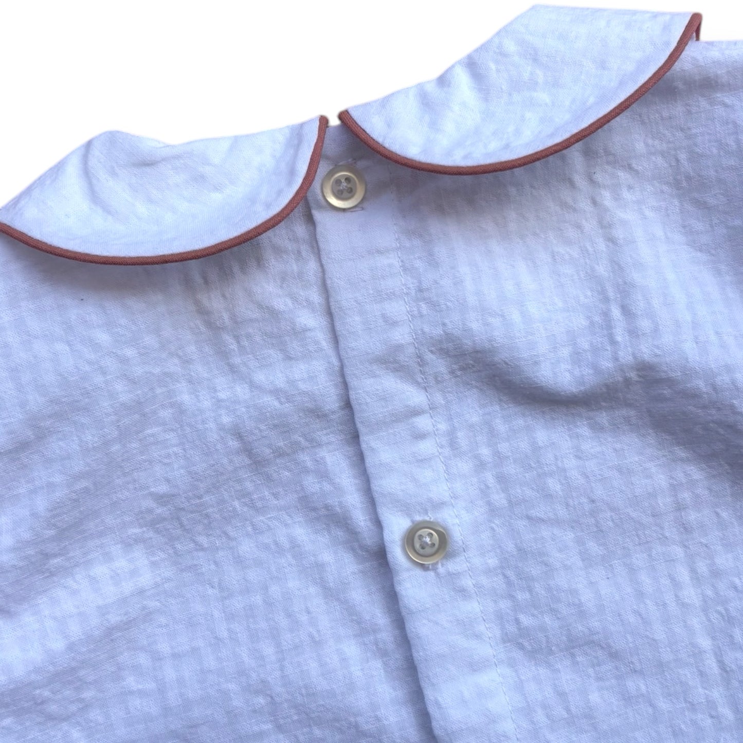 Camicia bianca con colletto alla bebè estiva con profilo malva