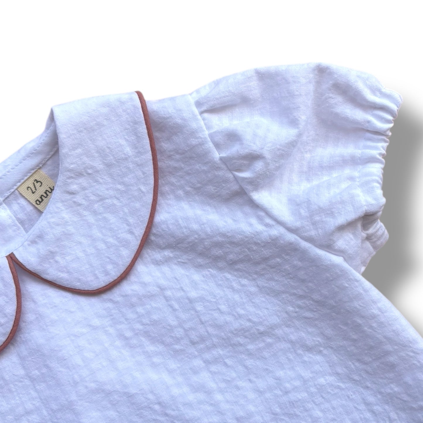 Camicia bianca con colletto alla bebè estiva con profilo malva