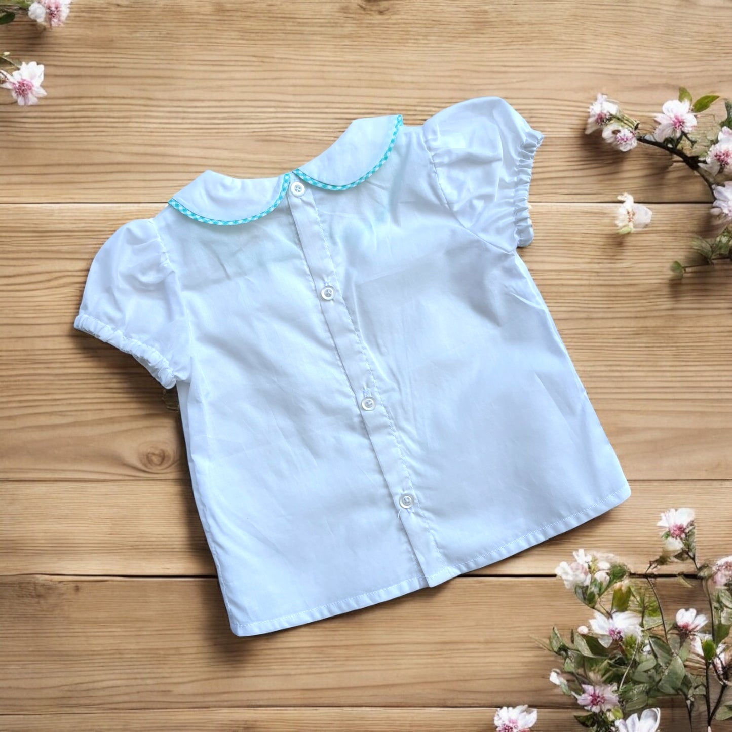 Camicia bianca con colletto alla bebè estiva con profilo a quadretti menta