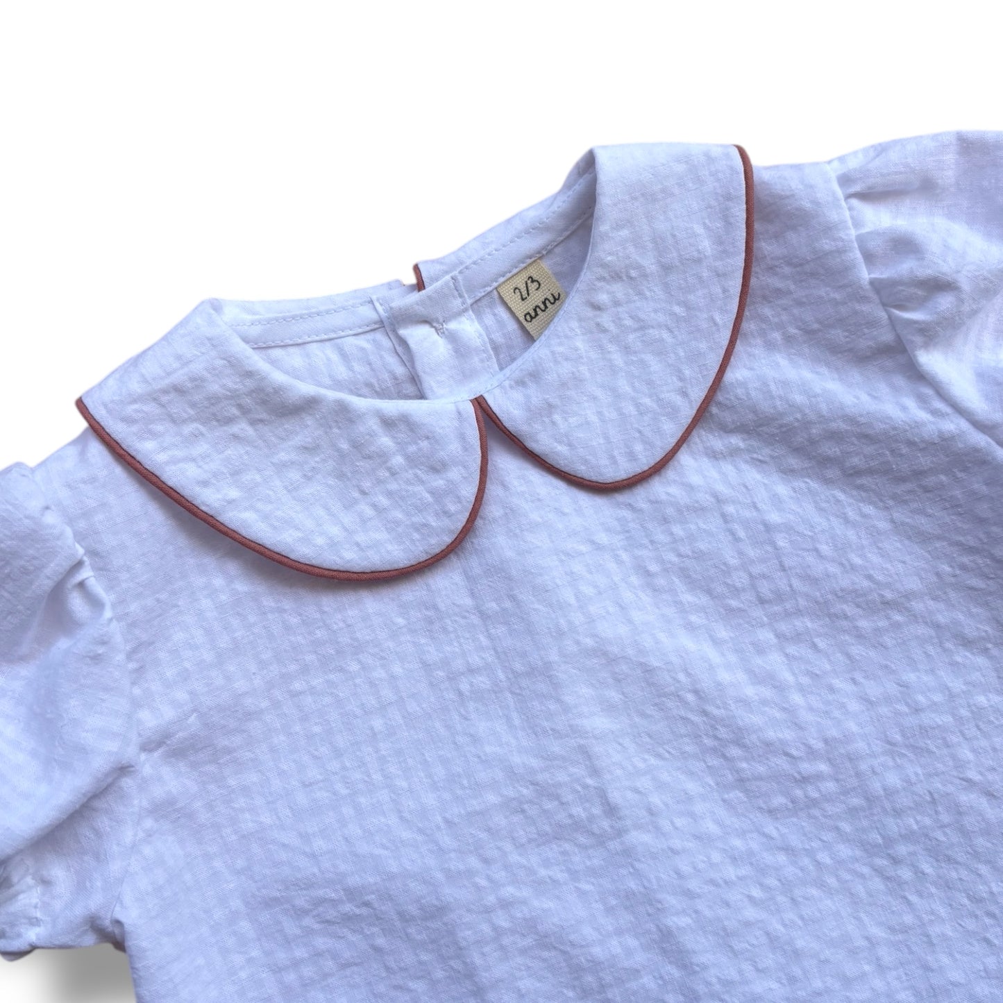 Camicia bianca con colletto alla bebè estiva con profilo malva