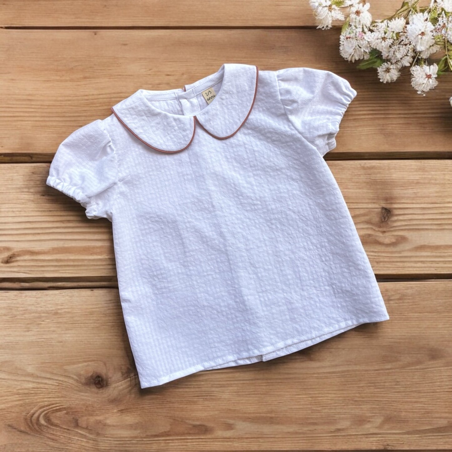Camicia bianca con colletto alla bebè estiva con profilo malva