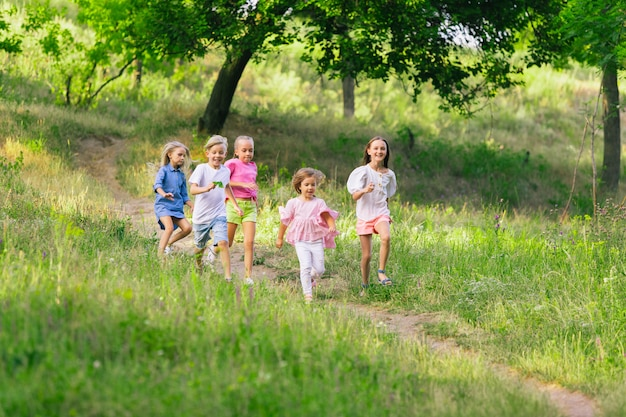 Vestiti per giocare liberi: come l’abbigliamento può aiutare i bambini a esplorare