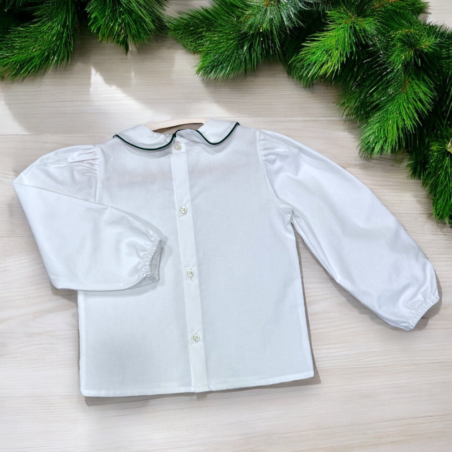 Camicia bianca con colletto alla bebè con profilo verde