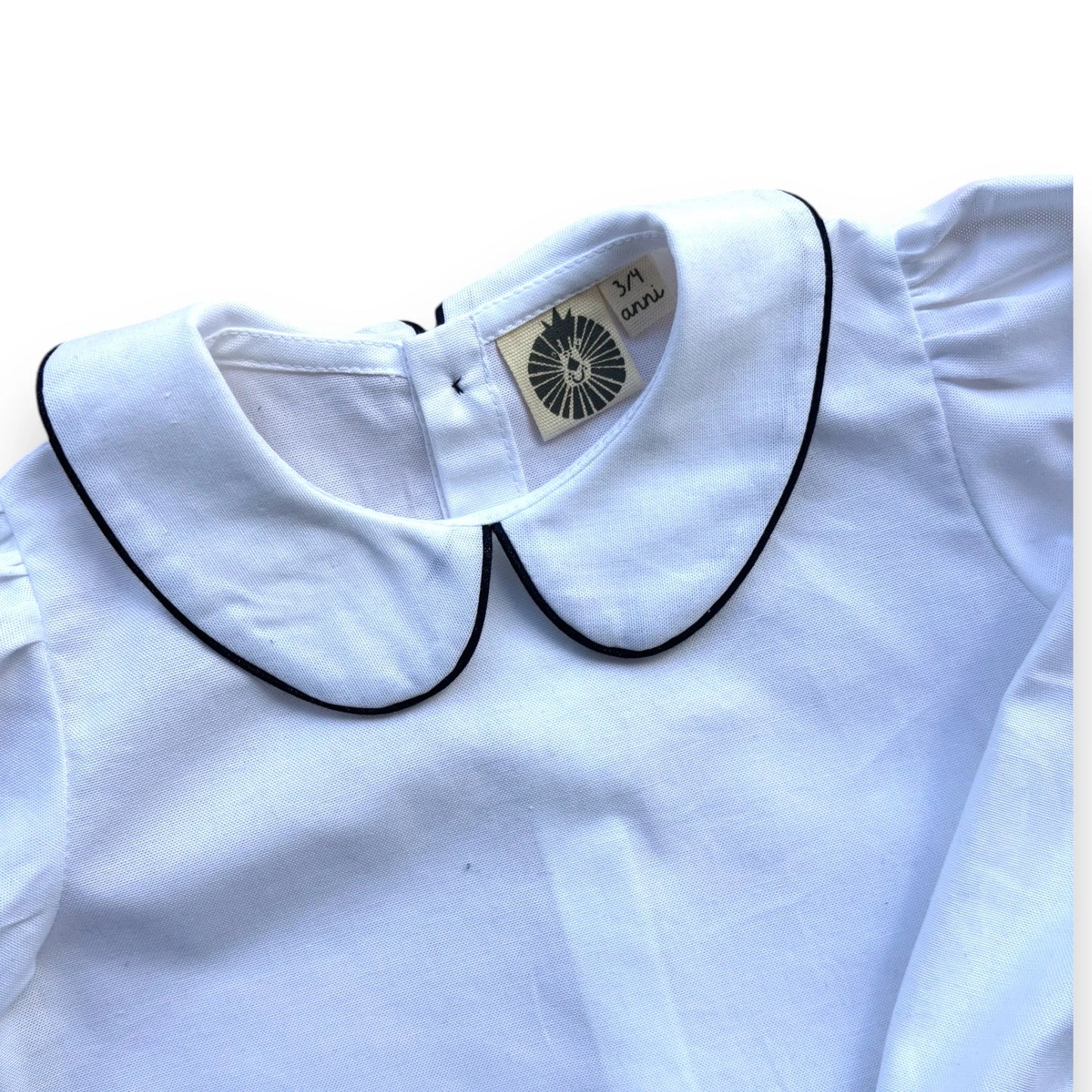 Camicia bianca con colletto alla bebè con profilo Blu